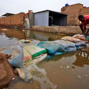 حاول سودانيون بأدوات بسيطة التحفيف من حدة الفيضانات
