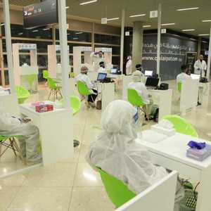 يخضع المسافرون لفحص كورونا لدى الوصول إلى المطار