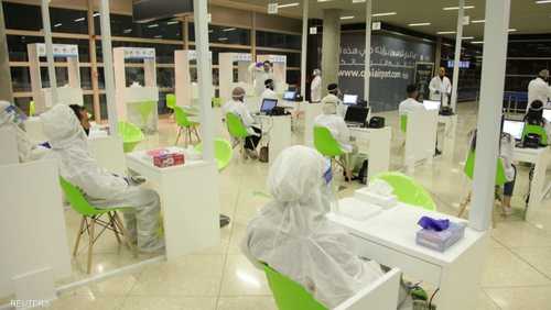 يخضع المسافرون لفحص كورونا لدى الوصول إلى المطار