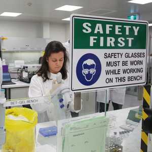 أسترازينيكا علقت مؤقتا تجارب عالمية على لقاح لكوفيد-19