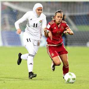 جانب من مباراة لكرة القدم النسائية بين الأردن وإسبانيا