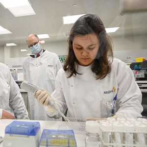 شركة "أسترازينيكا" أوقفت تجربة لقاحها ضد فيروس كورونا