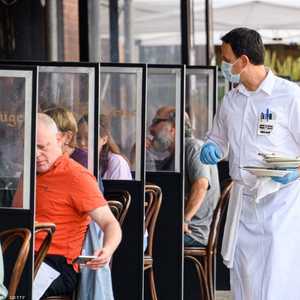 تساهم المطاعم في نشر كورونا لأن روادها يخلعون الكمامات