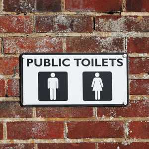 المراحيض العامة تمثل بؤرة لنقل الأمراض في حال غياب النظافة