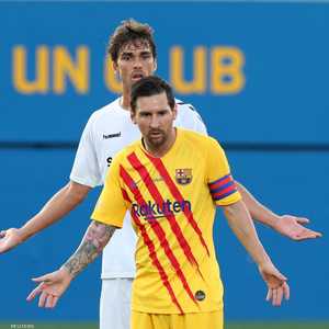 ميسي ومن خلفه ألفونسو خلال المباراة