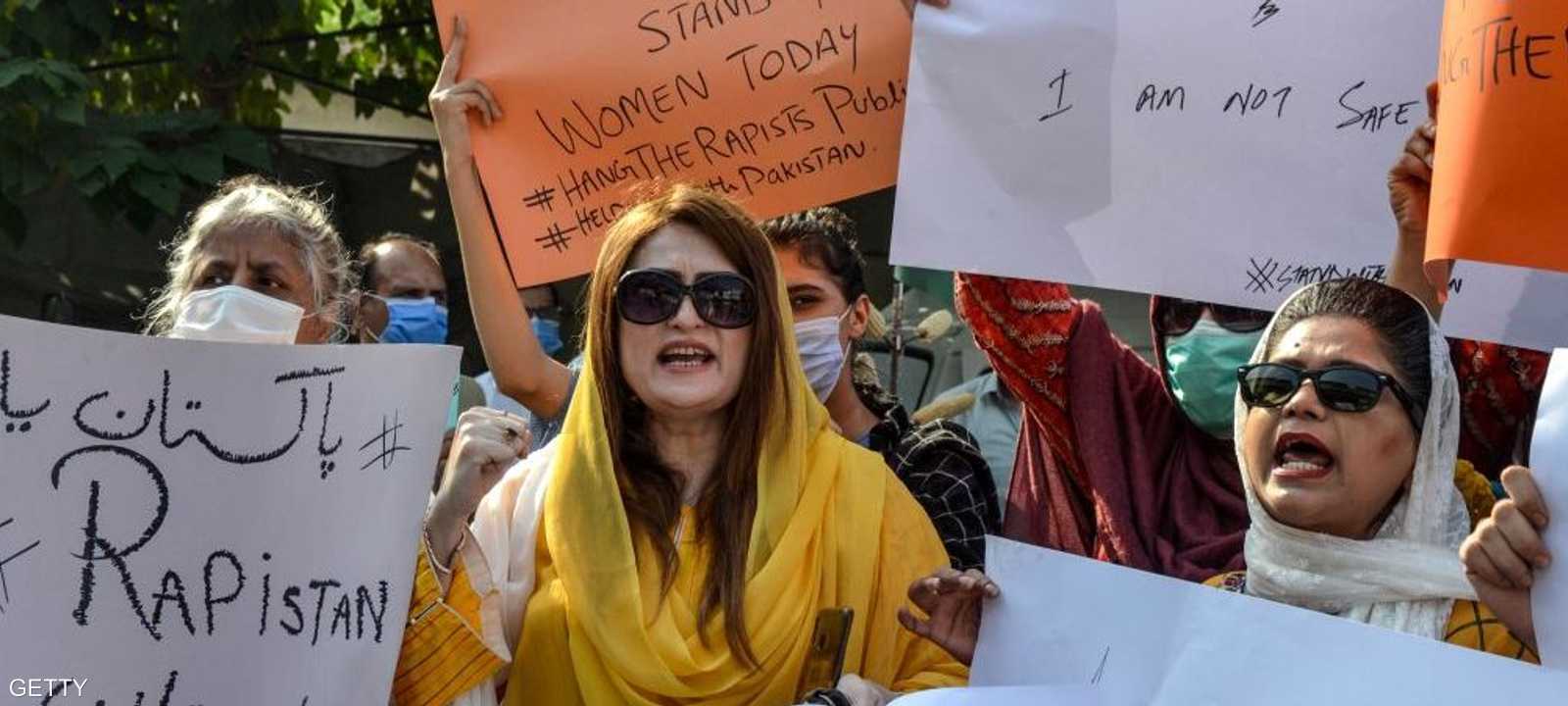 شارك بالتظاهرات نساء بلاهور وكراتشي وبيشاور