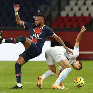 حكم المباراة طرد نيمار ويتوقع الآن العقوبة.