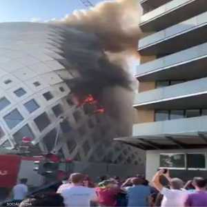 ألسنة اللهب تتصاعد من المبنى بالحي التجاري في بيروت.