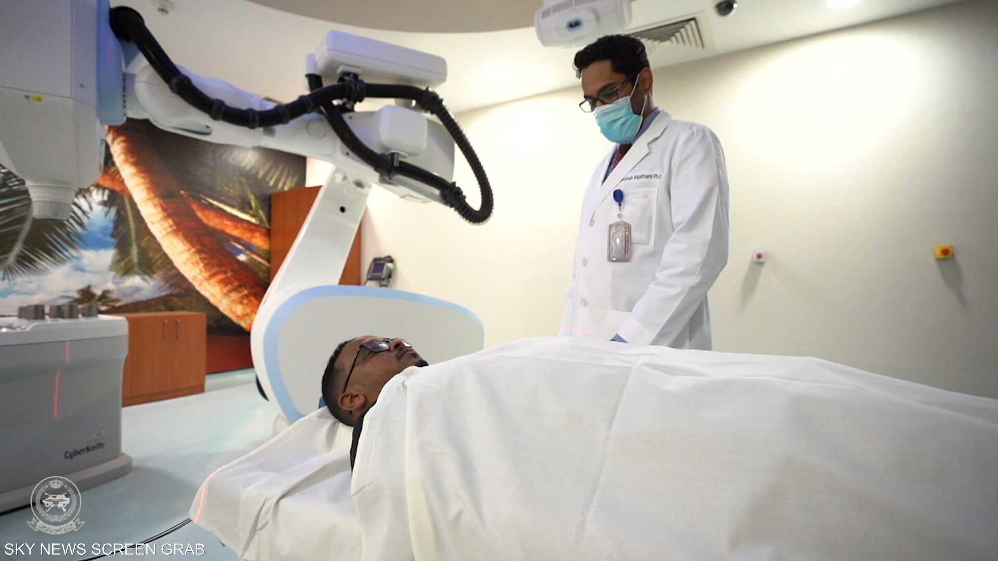 طبيب سعودي يحصد 3 براءات اختراع في مجال علاج الأورام