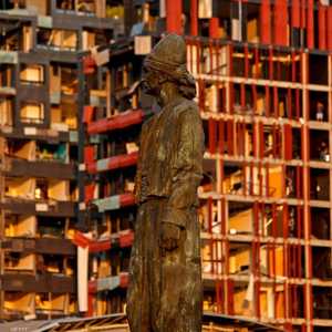 تمثال في مرفأ بيروت.. وآثار الانفجار واضحة