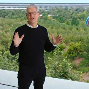 الرئيس التنفيذي لأبل تيم كوك خلال إعلانه عن المنتجات الجديدة