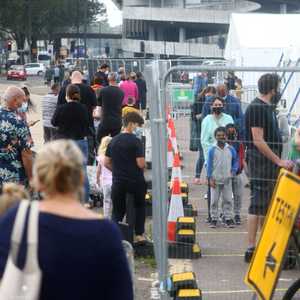 تكدس الكثيرون أمام مراكز فحص كورونا في بريطانيا