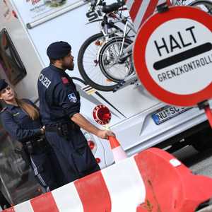 بعض المهاجرين تمكنوا من الفرار بعد العثور على الشاحنة.