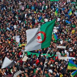 الاستفتاء على الدستور لا يزال يثير الجدل بالشارع الجزائري.