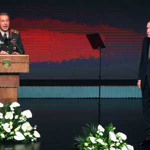 وزير الدفاع التركي إلى جانب أردوغان (أرشيفية)