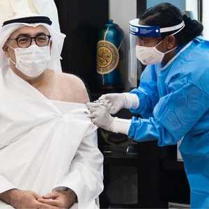 وزير الصحة الإماراتي يتلقي الجرعة الأولى من لقاح كوفيد 19
