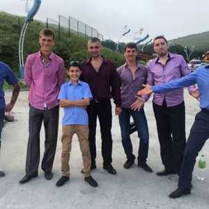 دينيس يتوسط أصدقاءه الذين من عمره