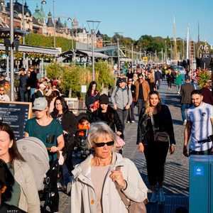 شوارع مكتظة في ستوكهولم وغياب الكمامات