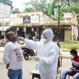 تراجع عدد إصابات كورونا في الهند لأول مرة منذ شهر