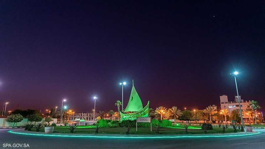 الأعلام الوطنية تزين الساحات العامة في المدن السعودية