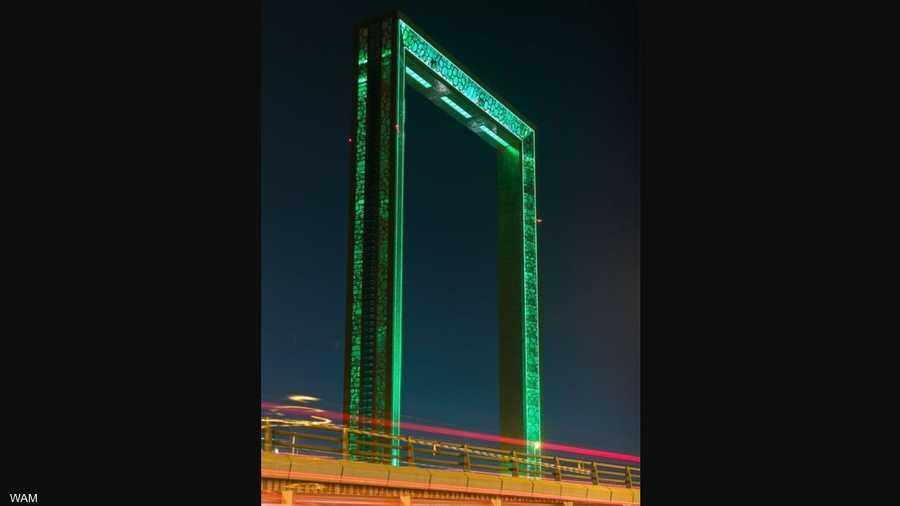 معالم دبي الحضارية ( برواز دبي) تتزين بالأخضر