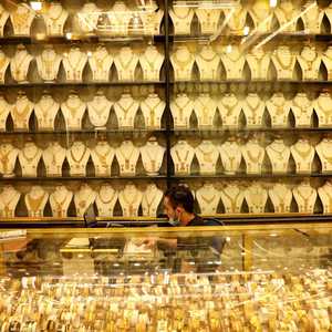 الذهب يهبط لأسعار ما قبل شهرين