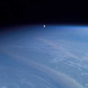 القمر الجديد.. كويكب أم صاروخ فضائي؟