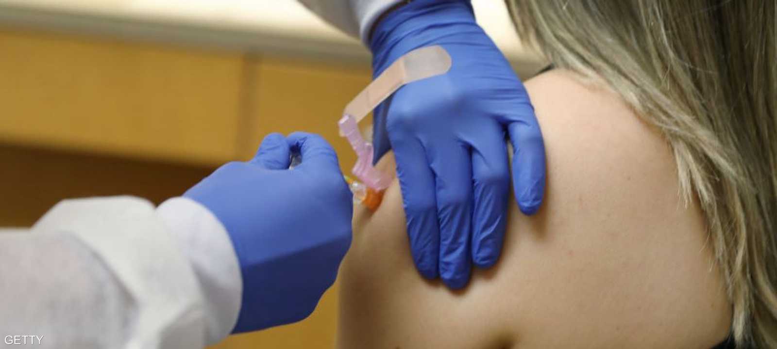 تتلقى لقاحا ضد فيروس الإنفلونزا