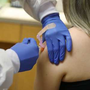 تتلقى لقاحا ضد فيروس الإنفلونزا