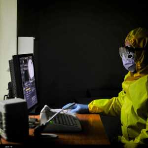 طبيب في مستشفى الشيخ زايد في القاهرة