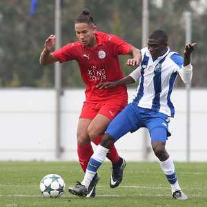 فائق بلقية بقميص ليستر (يسار)