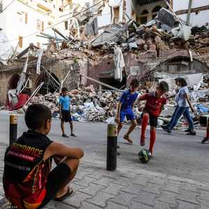 أطفال يلعبون في بيروت بجانب مبانى دمرها الانفجار