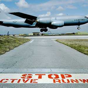 طائرة حربية أميركية تحط في قاعدة إنجرليك.