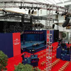 صورة من المكان الذي ستجري فيه المناظرة