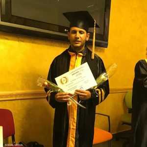 ينحدر جلال من أسرة مكونة من ستة إخوة