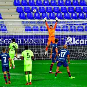 أبلى مدافعو ويسكا بلاء حسنا في التصدي لمحاولات الفريق الزائر