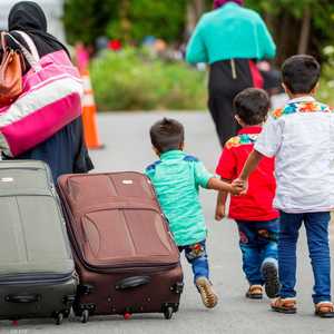 صورة لعائلة لاجئة متجهة إلى الحدود الأميركية