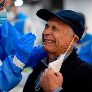 رجل يجري مسحة الأنف لفحص فيروس كورونا في مدريد.