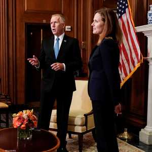 توم تيليس خلال اجتماعه بمرشحة المحكمة العليا