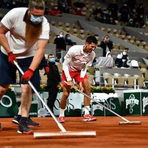 جوكوفيتش يشارك ضاحكا في إزاحة المياه