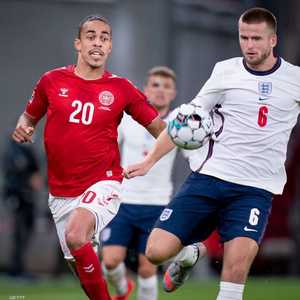 إريك داير (يمين) تسبب في ركلة جزاء ضد فريقه