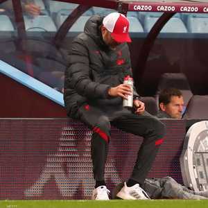 كلوب في لقطة لا تحتاج إلى تعليق خلال مباراة أستون فيلا