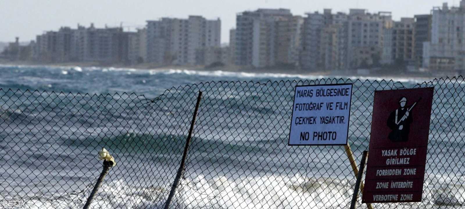 لافتة للجيش التركي بمنع الدخول للمنتجع المهجور