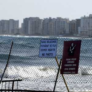 لافتة للجيش التركي بمنع الدخول للمنتجع المهجور