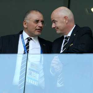 طارق بوشماوي (يسار) مع رئيس الفيفا جاني إنفانتينو.