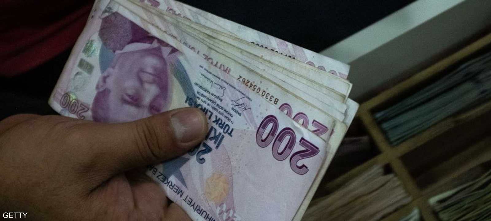 تراجعت الليرة التركية يوم الاثنين بمعدل خمسة في المئة