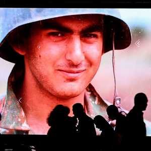 بورتريه لجندي على يافطة في العاصمة الأرمنية يريفان