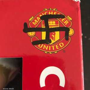 شعار النازية على هدية موجهة لطفل في الخامسة