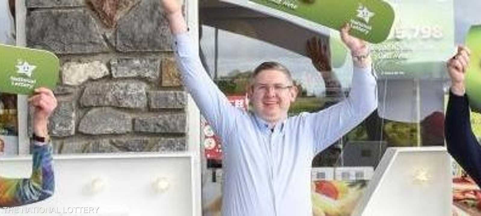 يرفع لوحة جائزة اليانصيب.. بملايين الدولارات