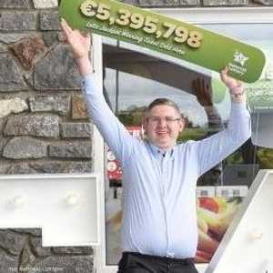 يرفع لوحة جائزة اليانصيب.. بملايين الدولارات